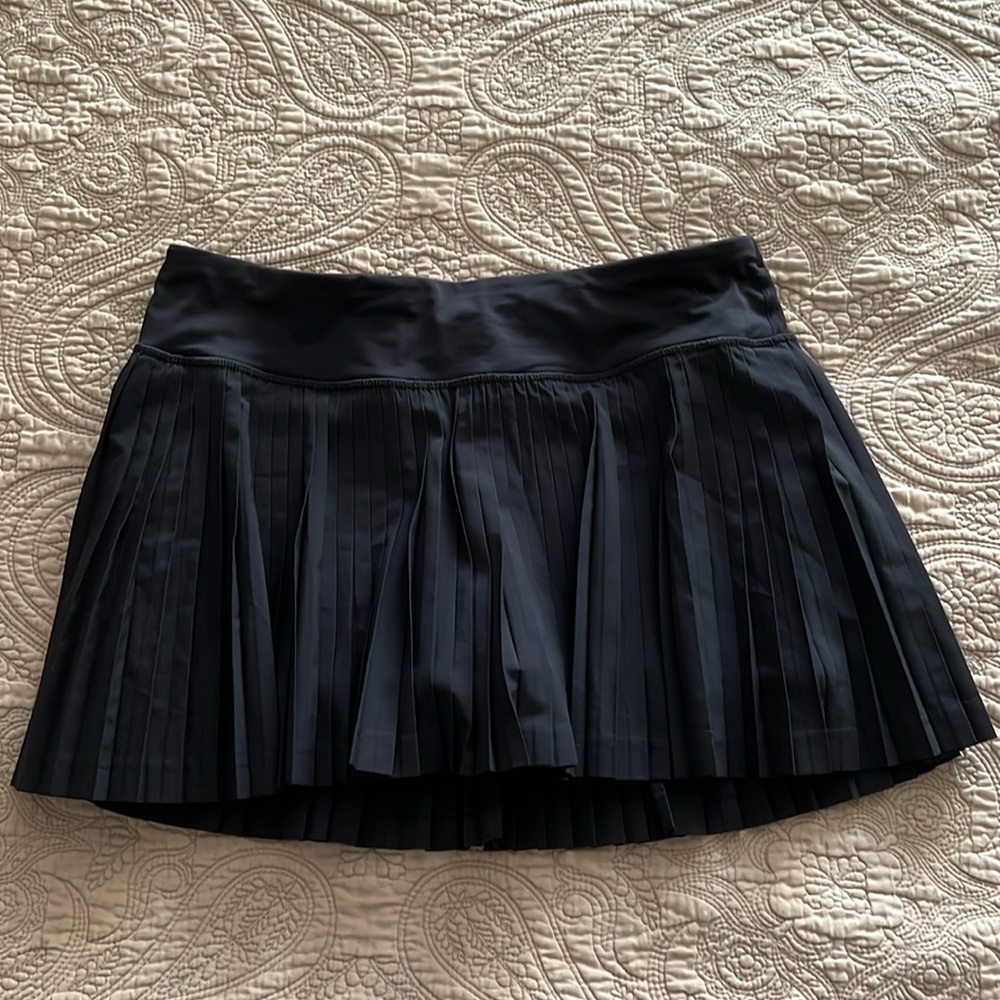 Lululemon black pleated tennis skirt - size 6